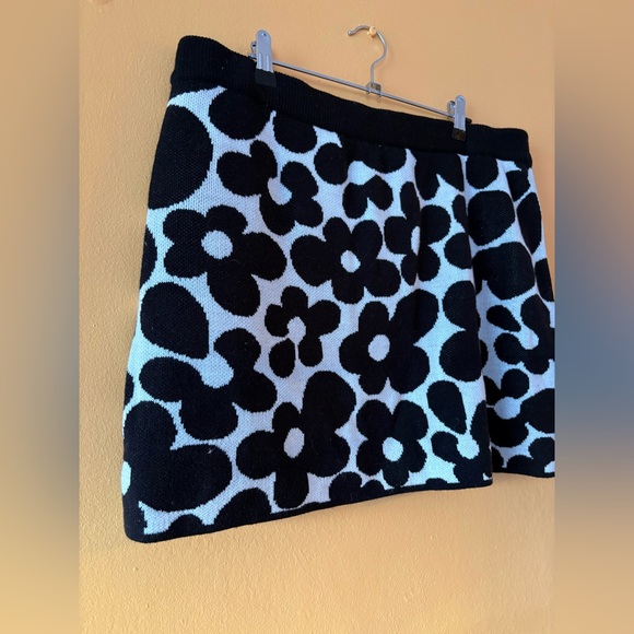 Floral Knit Skirt🐄 - Picture 3 of 3